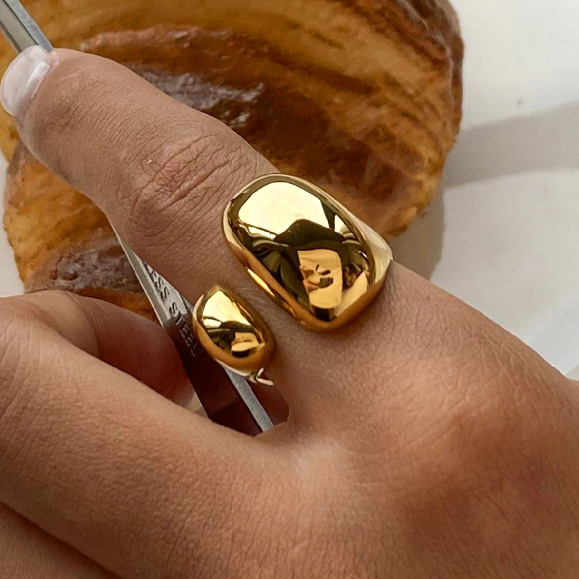 Light and Shadow Ring